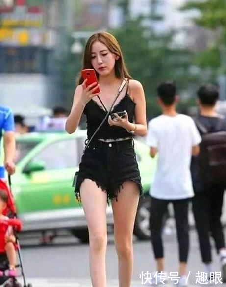  美女■街拍：皮肤白皙的美女，一件黑色背心配黑色短裤，时尚活力气质