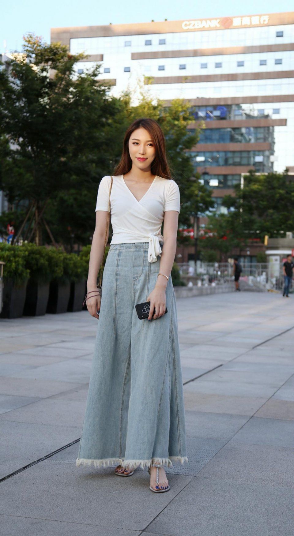 杭州街拍：很多美女都爱穿这种裤子