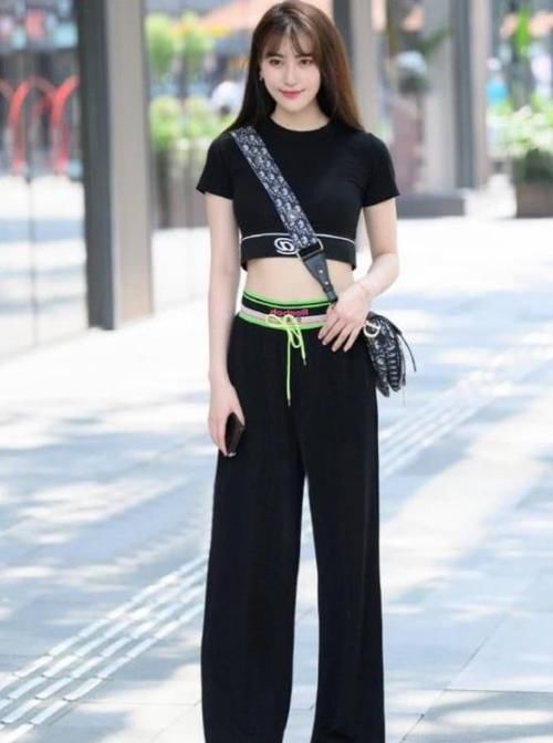  「美女」街拍：身材高挑的美女，一件黑色短袖配黑色休闲裤，时尚气质大方