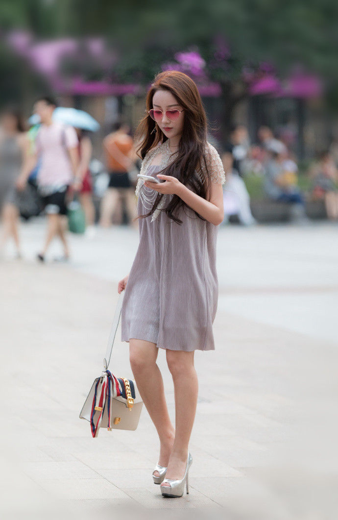重庆街拍，走在时尚前沿的高颜值美女，哪一个更让人心动?