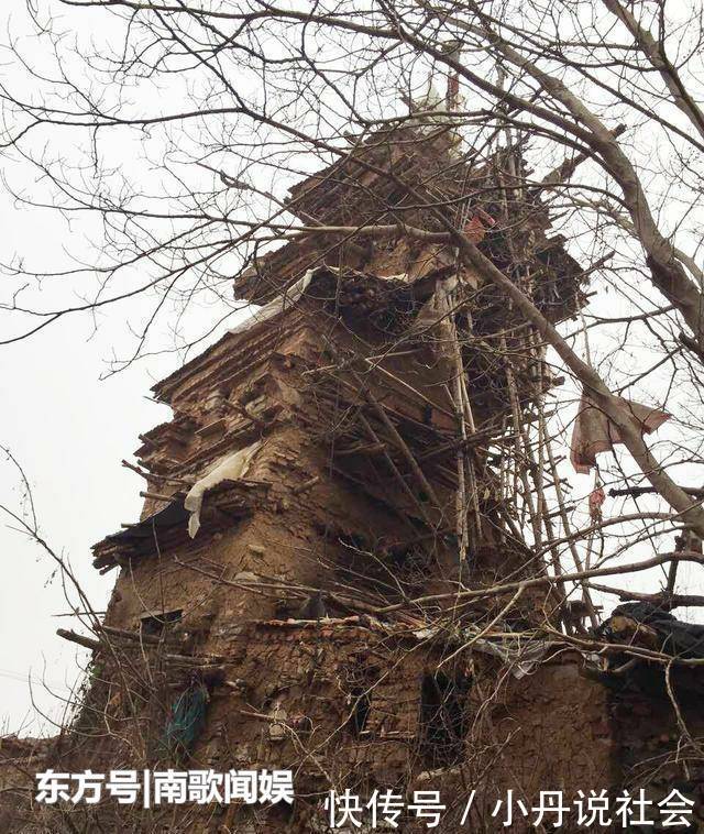 五旬农民建造楼房，材料是石头和泥头，许多人闻讯赶来研究