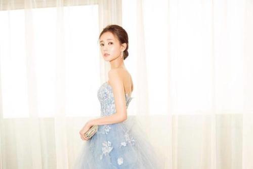 李一桐和赵丽颖同是一百六十五，同穿蓝色裙，网友：谁丑谁尴尬。