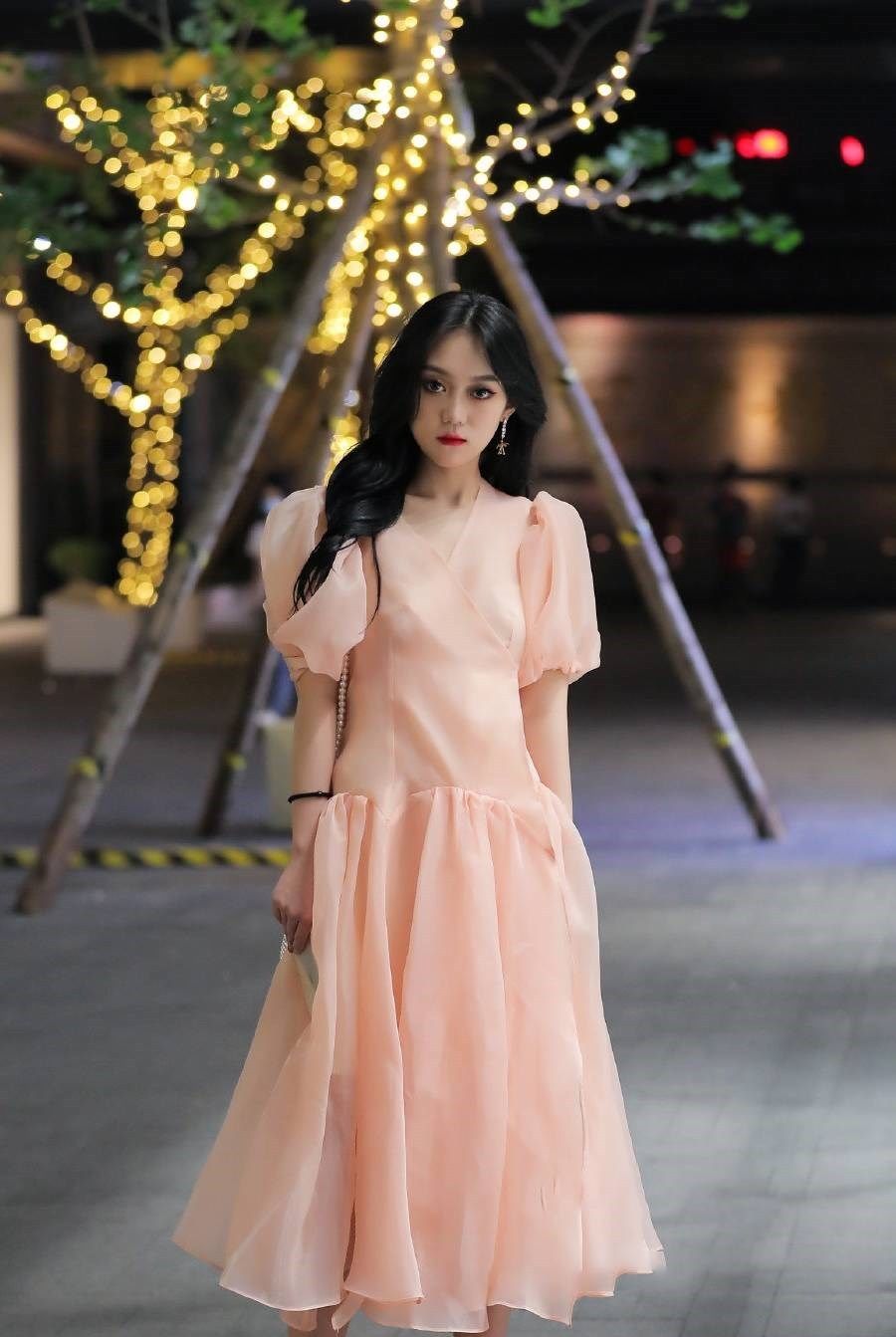  美女■初夏时节,服饰搭配有了新的变化,跟着时尚街区的美女学穿搭