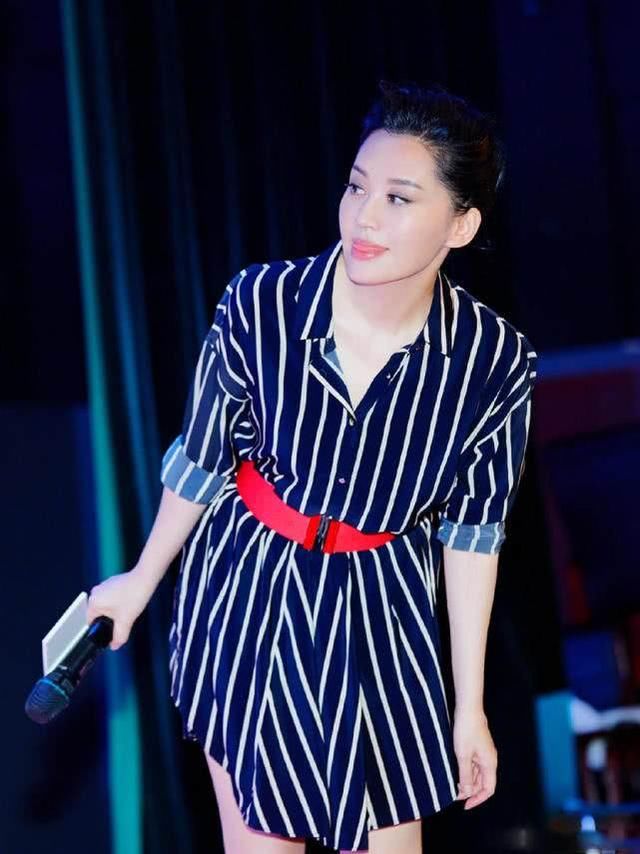 49岁许晴厉害了，皮裤穿到吊裆裤，轻松驾驭9套个性穿搭！