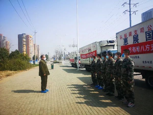  迷彩服■武汉华南海鲜市场附近，出现了一支上海来的“迷彩服小分队”