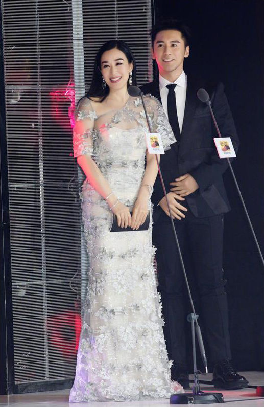 钟丽缇太有韵味了,薄纱裙优雅不失性感,看着和30岁没差别