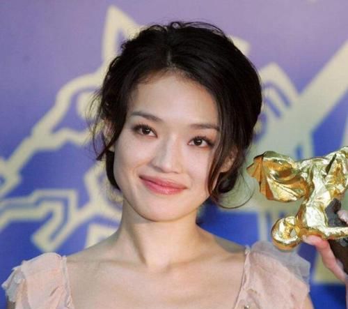  『脸部线条』“网红脸”过时了，“小方脸”才最高级！配上这三种刘海，美极了