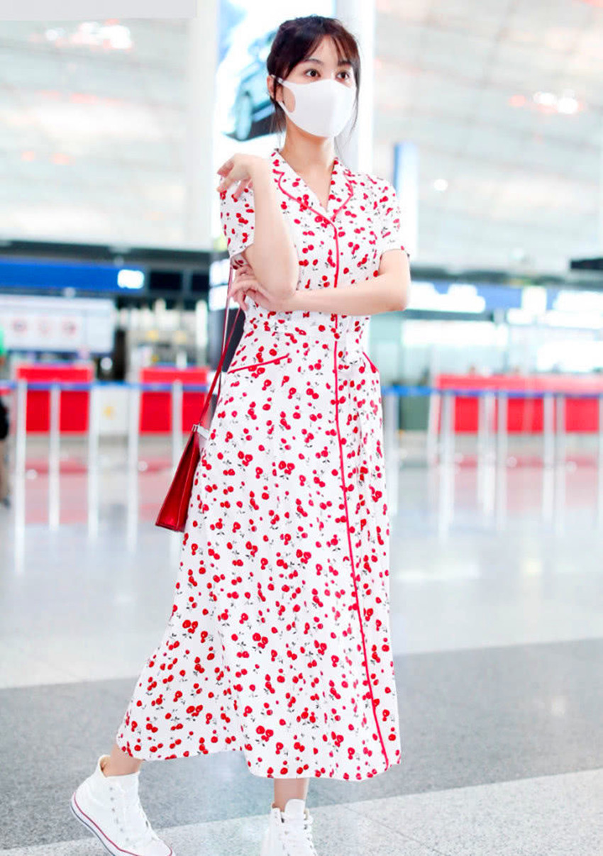 李菲儿厉害，身穿一袭印花睡裙惊艳无比，网友：这时尚杨颖比不了