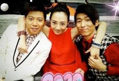 白百何登台献唱，裙子都快开到腰上了，黑礼服、大白腿赚足眼球