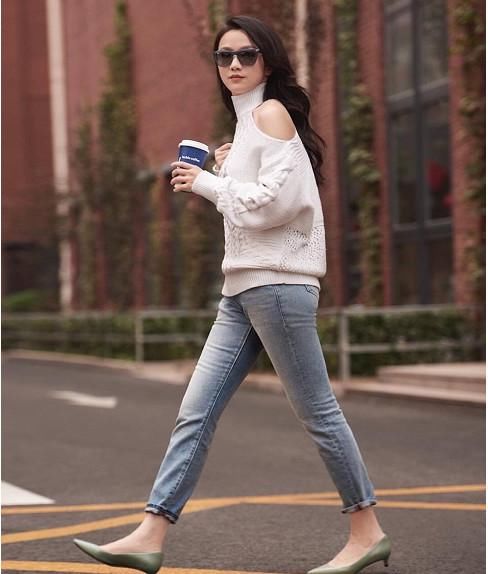 零绯闻女星汤唯，一件吊带连衣裙温婉又性感