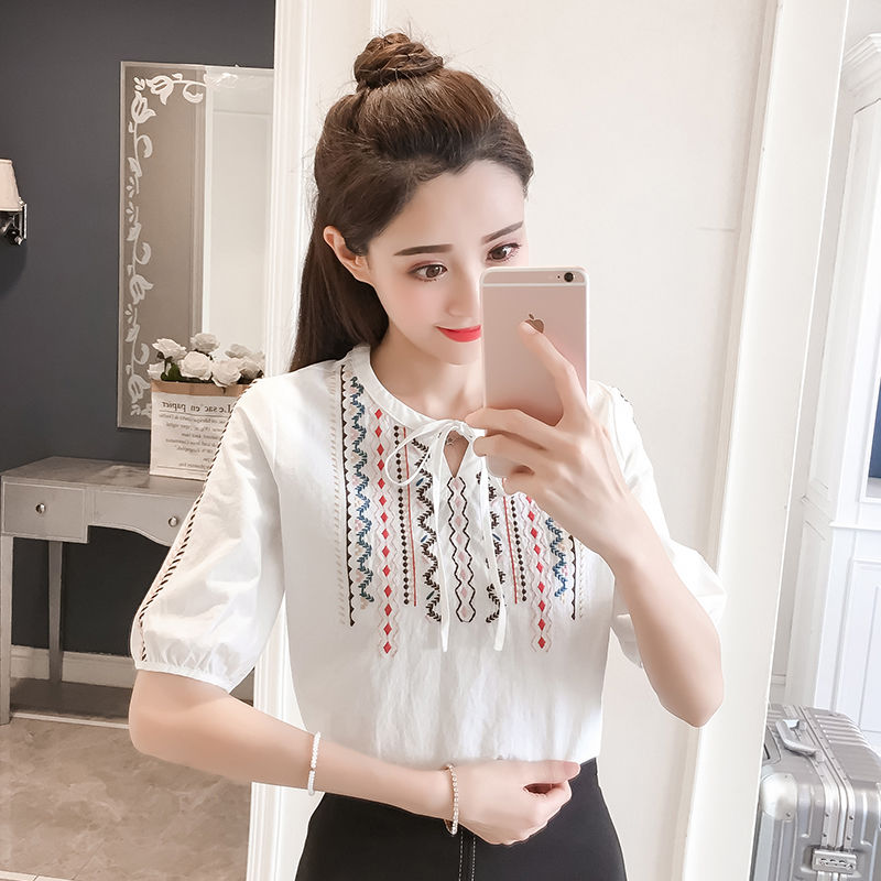 刚入秋，媳妇丢掉昂贵的真丝，买了这小衫，迷人显嫩瘦翻了