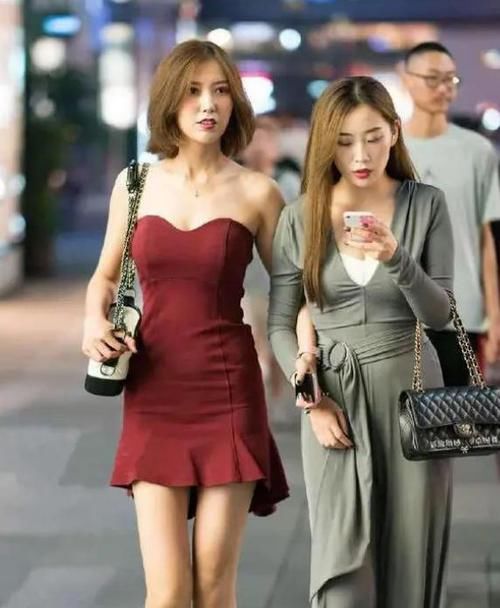  『风采』潮范儿女神来了，街拍：姿色天然的美女，一件白色短袖配牛仔短裙，时尚魅力风采