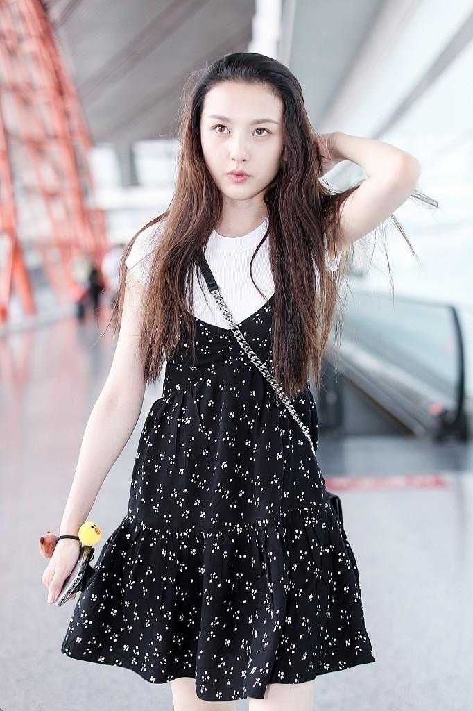 宋祖儿穿白T搭吊带裙现身，可当看到膝盖时网友一阵心疼!