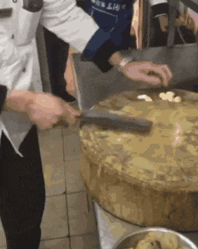 搞笑@搞笑GIF:事实证明光脚的玩不过穿鞋的!
