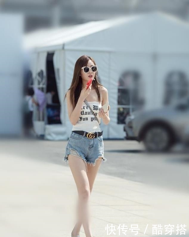  身材：美女街拍颜值很高的小姐姐，穿搭吊带裙，显得身材十分曼妙