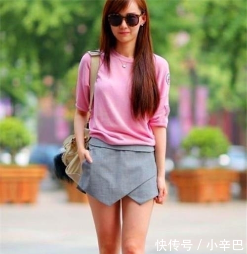 『展现』街拍:可爱性感的小姐姐,展现高挑身段,散发性感的韵味