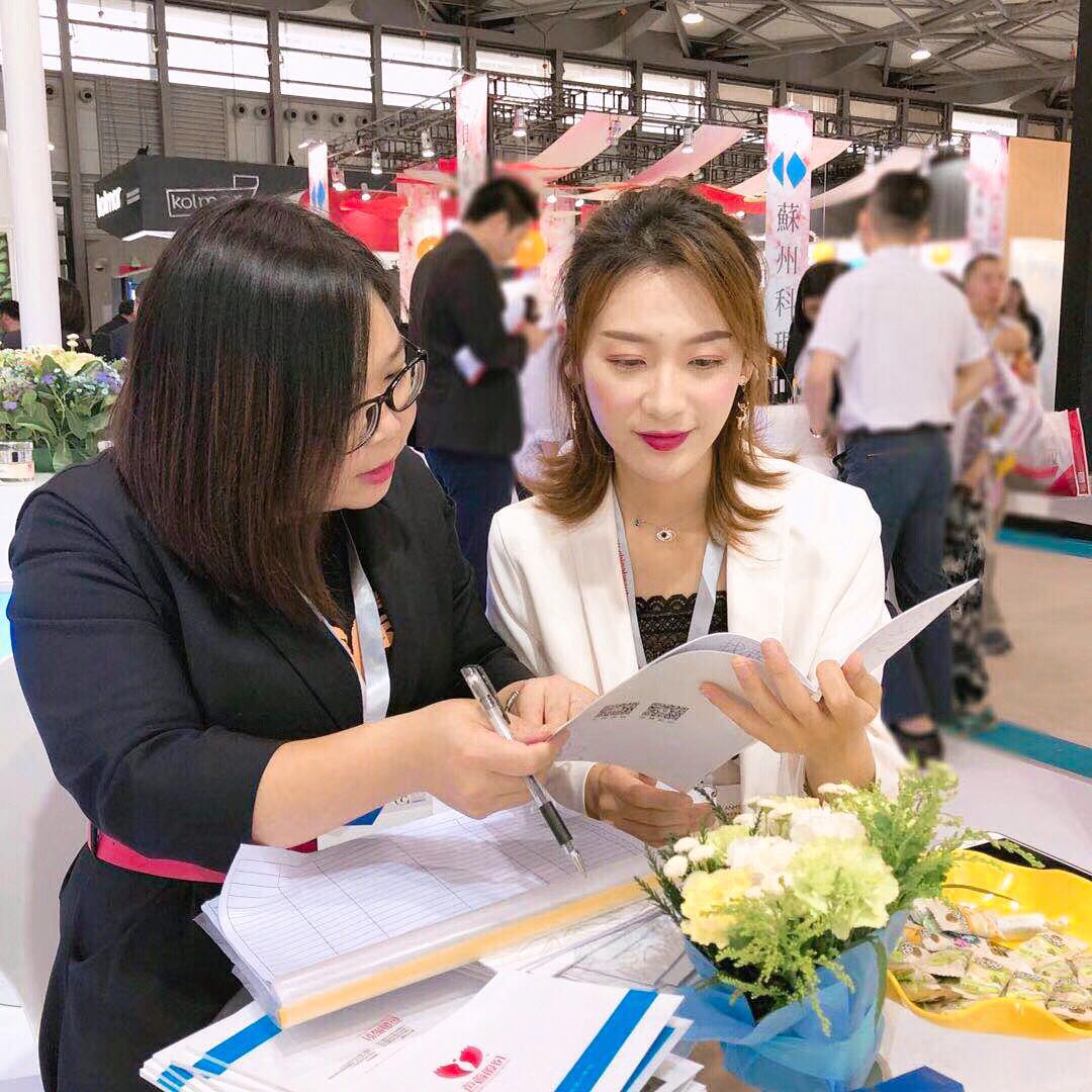 爱上柳岩老师,始于专业,忠于人品