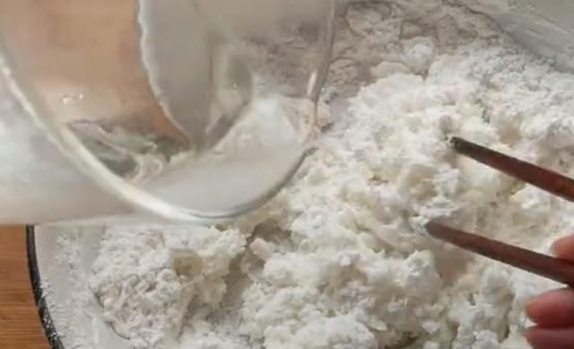 糯米粉@把糯米粉开水一烫,不发面,不饧面,个个酥脆鼓大泡,春日美食家