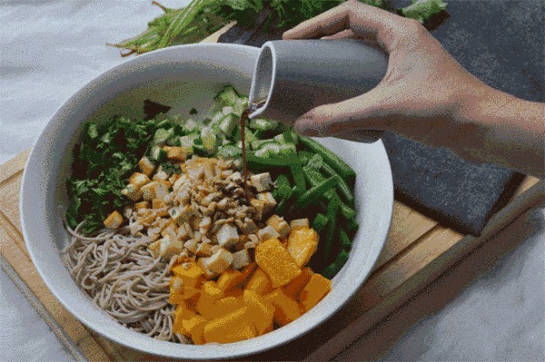 关晓彤跟鹿晗从日本回来，眼袋竟袋消失了？！难道是假眼袋？