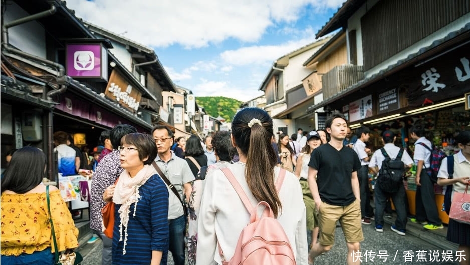 日本游客也在中国“哄抢”，看到他们疯狂抢购的东西，中国人笑了