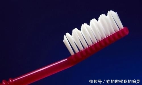 「提醒」两根旧牙刷绑一起,解决了不少人困扰的难题,抓紧提醒家人还不迟