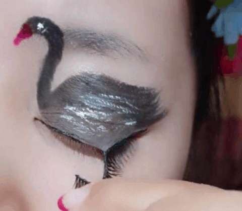 女子将眼皮画成天鹅状，眨巴眼睛的时候，竟是这个效果