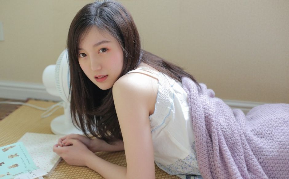 小清新美女，白色吊带短裤迷人写真图片