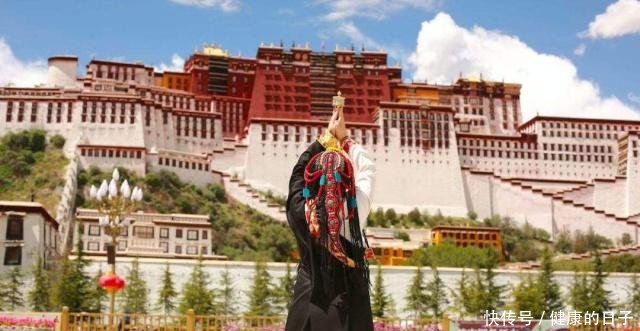 去西藏旅游，看到穷游女在布达拉宫前倒了一瓶水，是怎么回事