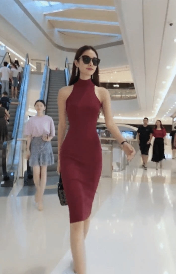 「气质」戴墨镜的美女搭红色连衣裙,展现性感酷雅气质,唯美大气