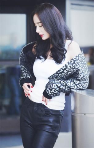 杨幂竟然把家里的烂裤子也穿了出来,网友:好像给她剪掉一块!