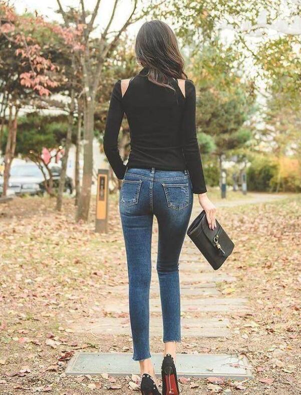 牛仔裤修身显高，身材的苗条展现的迷人又时尚