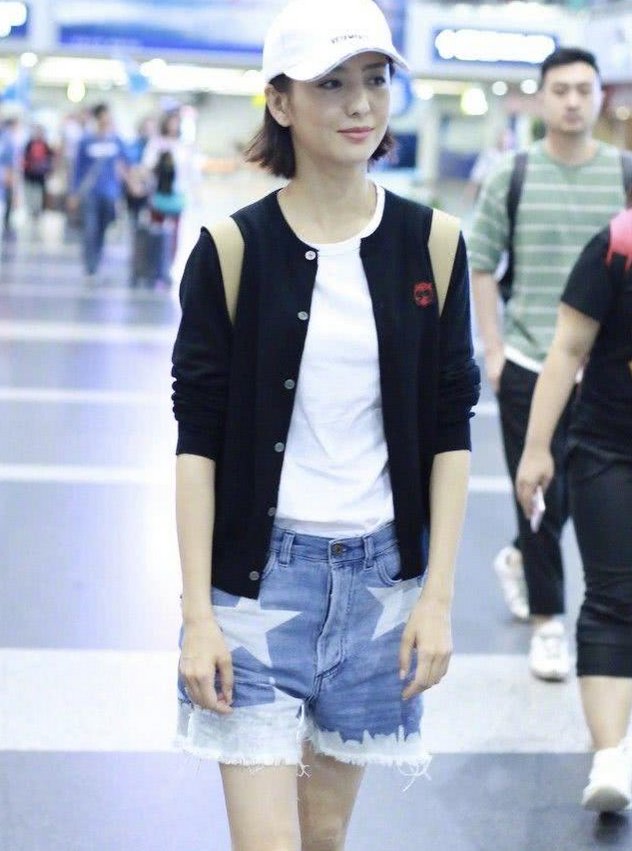 佟丽娅瘦出新高度，穿牛仔短裤凸显“筷子腿”,这有70斤吗?