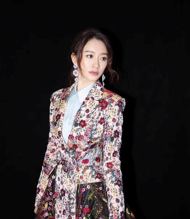  【韵味】高跟鞋时尚青春,让女生变得成熟充满韵味