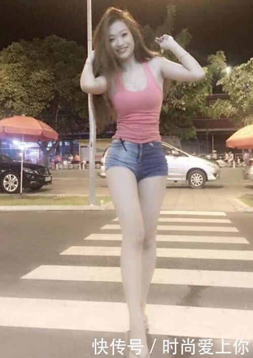 街拍：时尚甜美的紧身牛仔裤美女，更显非凡品位