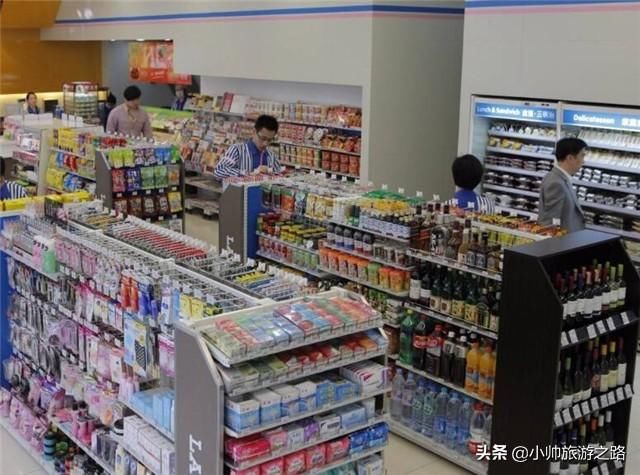日本人来中国旅游,到便利店买酒后感叹:中国人生活真幸福