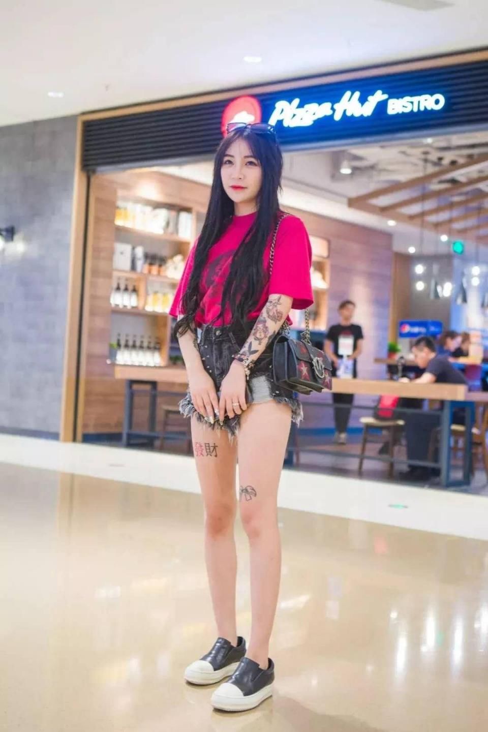 街拍 身材火辣的小姐姐，图4妹妹紧身T恤上衣让好身材完美展现!