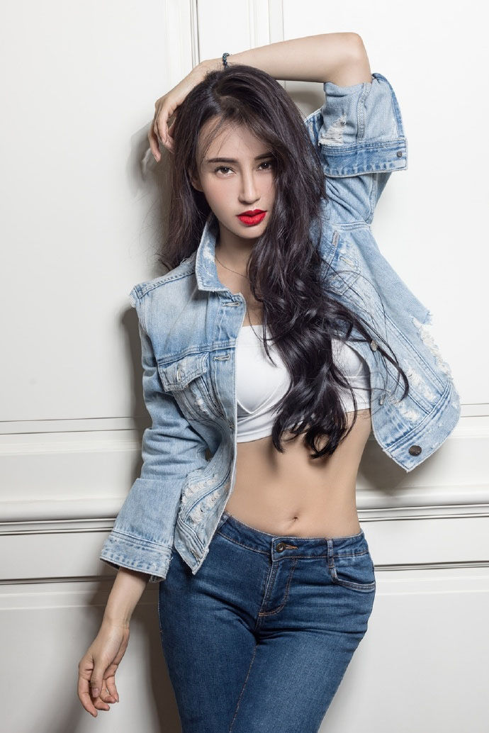 母其弥雅丰满性感高冷写真图片