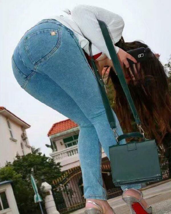 简约时尚的牛仔裤美女，展现曼妙身材惟妙惟肖，衬托出优雅气质
