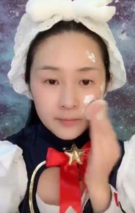 00后小萝莉仿妆《王者荣耀》小妲己，涂上烈焰红唇后，真是娇媚