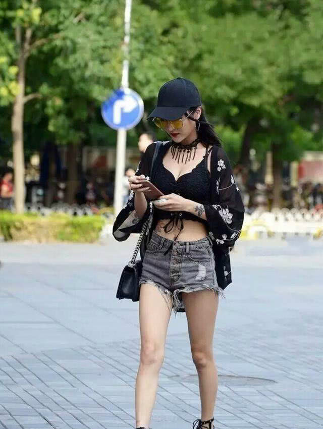 露脐装，紧身裤，简单时尚的穿搭给小姐姐成熟性感的女人味