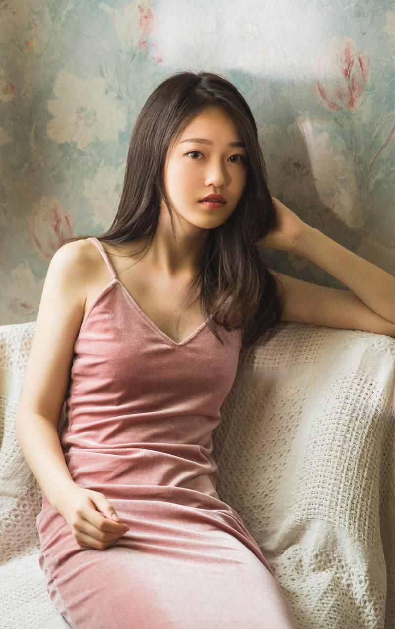 性感丰满美女酥胸吊带裙私房图片