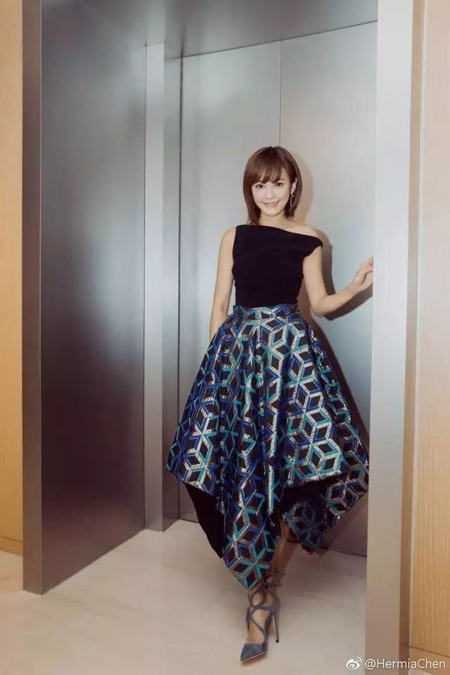 陈意涵深V裙开到肚脐了，衬托4千万的项链，网友：真的好看吗