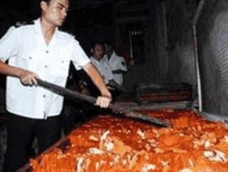 谣言有多可怕?周小玲“尸油”真相,还记得小时候吃过的辣条吗?