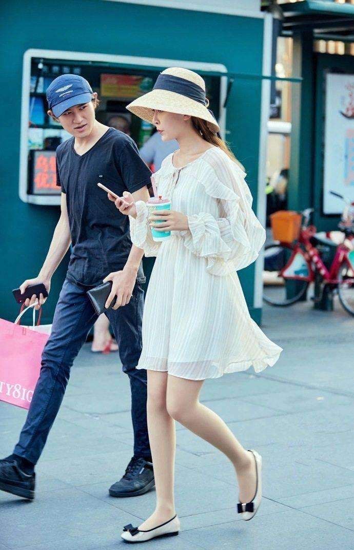 街拍:白色一字肩抹胸连衣裙的小美女，美腿白皙性感，诱惑吸睛!