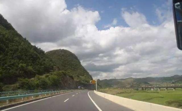  #高速#高速飙到120km/h，前方突然限速60km/h怎么办？老司机这么