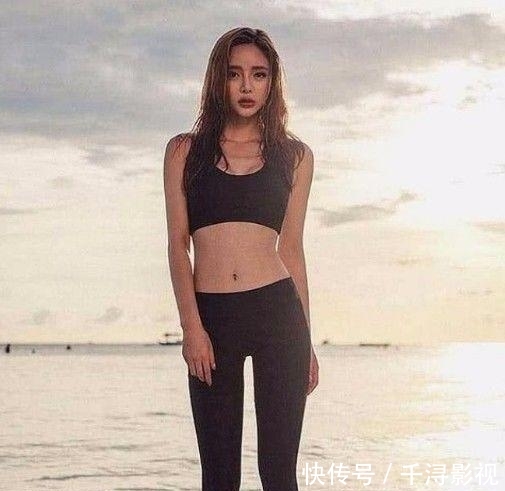 『美女』街拍:清爽娇美的紧身打底裤美女,散发十足女人味!