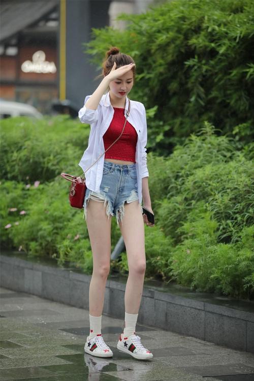 街拍：气质美女，一双白白长腿让女人羡慕