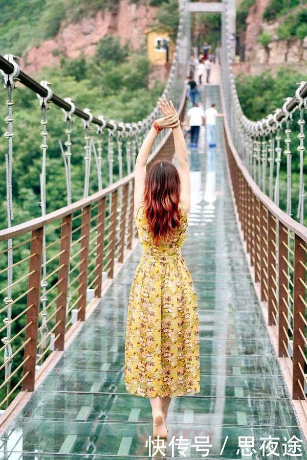 曾经的爆红的玻璃桥，现在却成了“偷窥桥”，保安：我也很无奈！