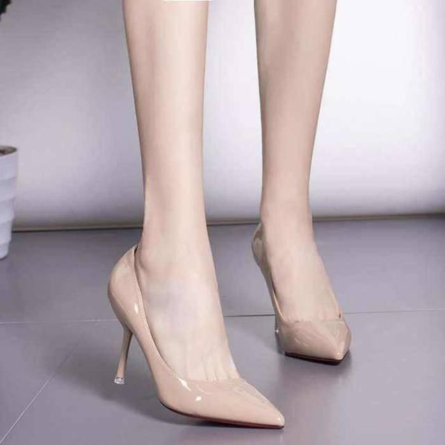 爱穿高跟鞋的女孩最美，散发优雅的名媛风格