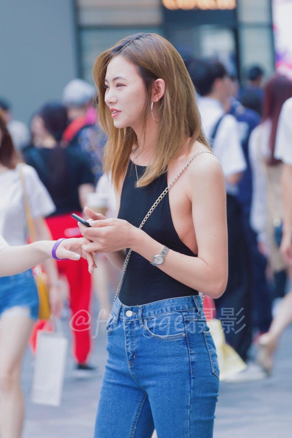 街拍:将露背连体衣穿出了青春与时尚的小美女，背上的压痕好神奇